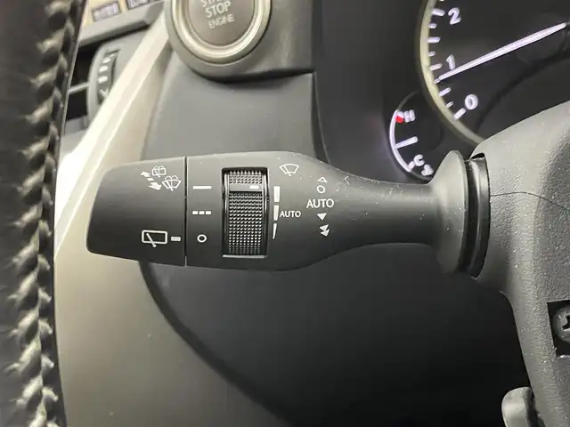 レクサス ＮＸ 200t アーバンスタイル 埼玉県 2017(平29)年 1.3万km ソニックチタニウム メーカーナビ　バックカメラ　赤レザーシート　三眼ＬＥＤ　クルーズコントロール　ビルトインＥＴＣ２．０　シートヒーター　メモリシート　ステアリングヒーター　純正アルミホイール　オートライト　地デジＴＶ