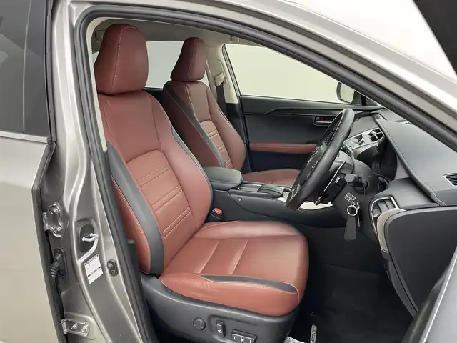 レクサス ＮＸ 200t アーバンスタイル 埼玉県 2017(平29)年 1.3万km ソニックチタニウム メーカーナビ　バックカメラ　赤レザーシート　三眼ＬＥＤ　クルーズコントロール　ビルトインＥＴＣ２．０　シートヒーター　メモリシート　ステアリングヒーター　純正アルミホイール　オートライト　地デジＴＶ