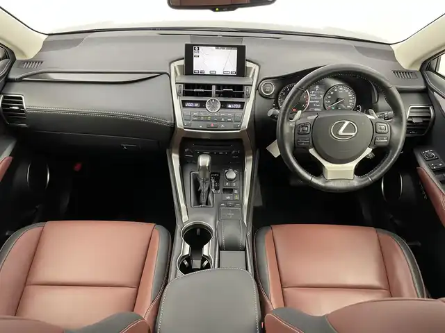レクサス ＮＸ 200t アーバンスタイル 埼玉県 2017(平29)年 1.3万km ソニックチタニウム メーカーナビ　バックカメラ　赤レザーシート　三眼ＬＥＤ　クルーズコントロール　ビルトインＥＴＣ２．０　シートヒーター　メモリシート　ステアリングヒーター　純正アルミホイール　オートライト　地デジＴＶ