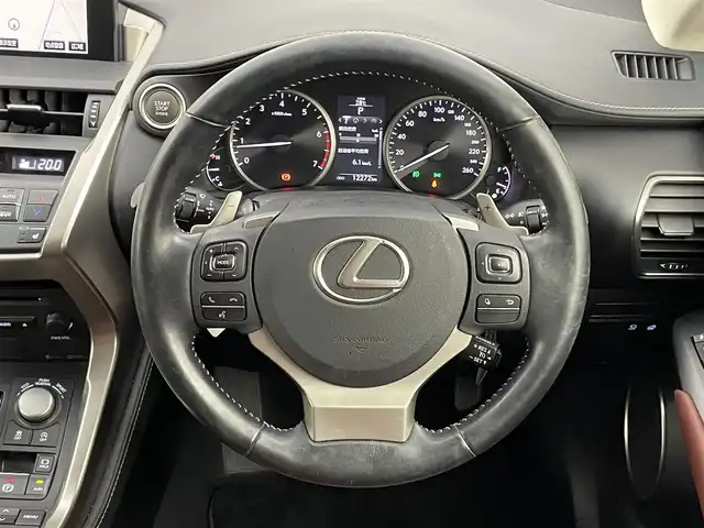 レクサス ＮＸ 200t アーバンスタイル 埼玉県 2017(平29)年 1.3万km ソニックチタニウム メーカーナビ　バックカメラ　赤レザーシート　三眼ＬＥＤ　クルーズコントロール　ビルトインＥＴＣ２．０　シートヒーター　メモリシート　ステアリングヒーター　純正アルミホイール　オートライト　地デジＴＶ