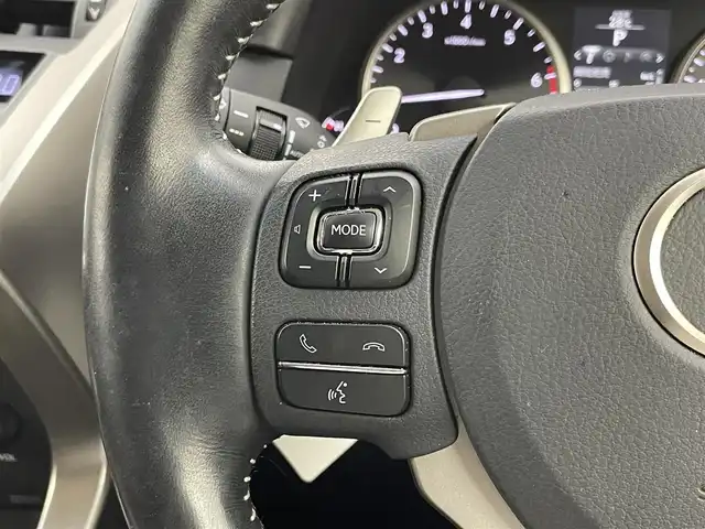 レクサス ＮＸ 200t アーバンスタイル 埼玉県 2017(平29)年 1.3万km ソニックチタニウム メーカーナビ　バックカメラ　赤レザーシート　三眼ＬＥＤ　クルーズコントロール　ビルトインＥＴＣ２．０　シートヒーター　メモリシート　ステアリングヒーター　純正アルミホイール　オートライト　地デジＴＶ