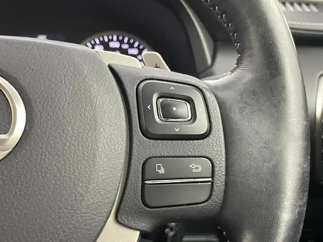 レクサス ＮＸ 200t アーバンスタイル 埼玉県 2017(平29)年 1.3万km ソニックチタニウム メーカーナビ　バックカメラ　赤レザーシート　三眼ＬＥＤ　クルーズコントロール　ビルトインＥＴＣ２．０　シートヒーター　メモリシート　ステアリングヒーター　純正アルミホイール　オートライト　地デジＴＶ