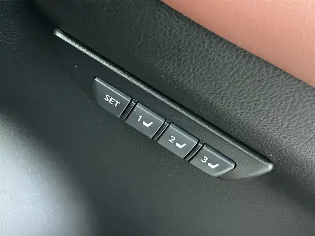 レクサス ＮＸ 200t アーバンスタイル 埼玉県 2017(平29)年 1.3万km ソニックチタニウム メーカーナビ　バックカメラ　赤レザーシート　三眼ＬＥＤ　クルーズコントロール　ビルトインＥＴＣ２．０　シートヒーター　メモリシート　ステアリングヒーター　純正アルミホイール　オートライト　地デジＴＶ