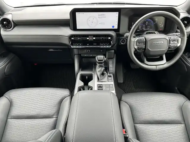 トヨタ ランドクルーザー ２５０ VX 新潟県 2024(令6)年 0.9万km プラチナホワイトパールマイカ ワンオーナー/ムーンルーフ/衝突軽減/全方位カメラ/純正12.3インチディスプレイオーディオ/(AM/FM/BT/フルセグ)/ETC2.0/デジタルインナーミラー/レーダークルーズコントロール/パワーバックドア/コーナーセンサー/ルーフレール/黒革ーシート/シートヒーター/エアーシート/ハンドルヒーター/革巻きステアリング/ステアリングスイッチ/AUTOライト/AUTOハイビーム/LEDヘッドライト/プッシュスタート/スマートキー/スペアキー