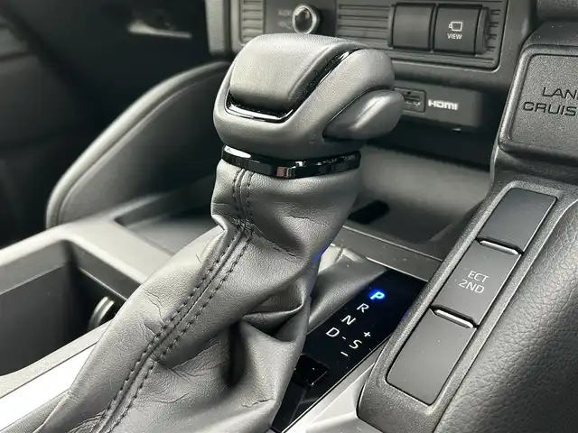 トヨタ ランドクルーザー ２５０ VX 新潟県 2024(令6)年 0.9万km プラチナホワイトパールマイカ ワンオーナー/ムーンルーフ/衝突軽減/全方位カメラ/純正12.3インチディスプレイオーディオ/(AM/FM/BT/フルセグ)/ETC2.0/デジタルインナーミラー/レーダークルーズコントロール/パワーバックドア/コーナーセンサー/ルーフレール/黒革ーシート/シートヒーター/エアーシート/ハンドルヒーター/革巻きステアリング/ステアリングスイッチ/AUTOライト/AUTOハイビーム/LEDヘッドライト/プッシュスタート/スマートキー/スペアキー