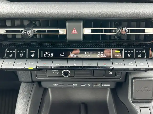 トヨタ ランドクルーザー ２５０ VX 新潟県 2024(令6)年 0.9万km プラチナホワイトパールマイカ ワンオーナー/ムーンルーフ/衝突軽減/全方位カメラ/純正12.3インチディスプレイオーディオ/(AM/FM/BT/フルセグ)/ETC2.0/デジタルインナーミラー/レーダークルーズコントロール/パワーバックドア/コーナーセンサー/ルーフレール/黒革ーシート/シートヒーター/エアーシート/ハンドルヒーター/革巻きステアリング/ステアリングスイッチ/AUTOライト/AUTOハイビーム/LEDヘッドライト/プッシュスタート/スマートキー/スペアキー
