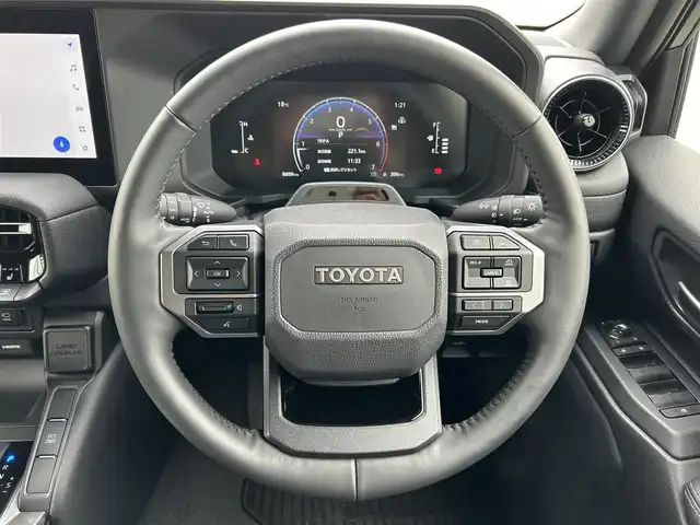 トヨタ ランドクルーザー ２５０ VX 新潟県 2024(令6)年 0.9万km プラチナホワイトパールマイカ ワンオーナー/ムーンルーフ/衝突軽減/全方位カメラ/純正12.3インチディスプレイオーディオ/(AM/FM/BT/フルセグ)/ETC2.0/デジタルインナーミラー/レーダークルーズコントロール/パワーバックドア/コーナーセンサー/ルーフレール/黒革ーシート/シートヒーター/エアーシート/ハンドルヒーター/革巻きステアリング/ステアリングスイッチ/AUTOライト/AUTOハイビーム/LEDヘッドライト/プッシュスタート/スマートキー/スペアキー