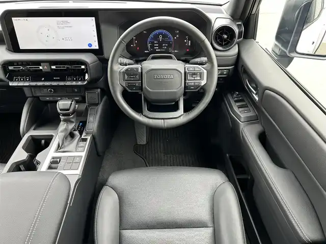 トヨタ ランドクルーザー ２５０ VX 新潟県 2024(令6)年 0.9万km プラチナホワイトパールマイカ ワンオーナー/ムーンルーフ/衝突軽減/全方位カメラ/純正12.3インチディスプレイオーディオ/(AM/FM/BT/フルセグ)/ETC2.0/デジタルインナーミラー/レーダークルーズコントロール/パワーバックドア/コーナーセンサー/ルーフレール/黒革ーシート/シートヒーター/エアーシート/ハンドルヒーター/革巻きステアリング/ステアリングスイッチ/AUTOライト/AUTOハイビーム/LEDヘッドライト/プッシュスタート/スマートキー/スペアキー