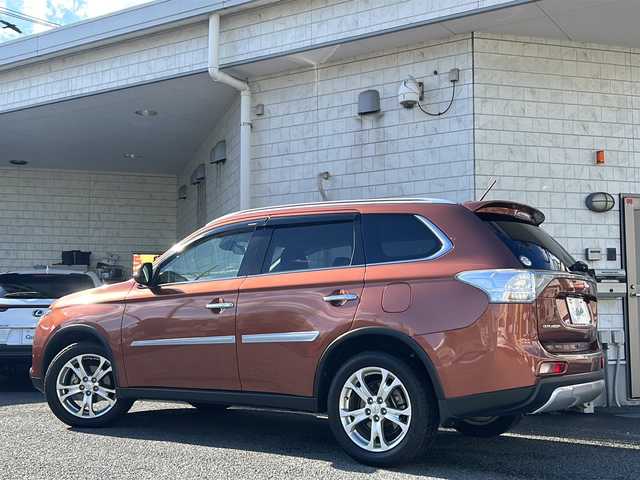 三菱 アウトランダー 24G ナビパッケージ 神奈川県 2014(平26)年 8.3万km カッパーメタリック 4WD/ワンオーナー/純正ナビ(CD/DVD/SD/BT/フルセグTV)/バック・サイドカメラ/ロックフォードサウンドシステム/衝突被害軽減ブレーキ/レーンキープアシスト/横滑り防止装置/アイドリングストップ/レーダークルーズコントロール/パドルシフト/ルーフレール/パワーバックドア/ETC/純正フロアマット/純正ドアバイザー/ISOFIX/スペアキー×1/保証書/取扱説明書