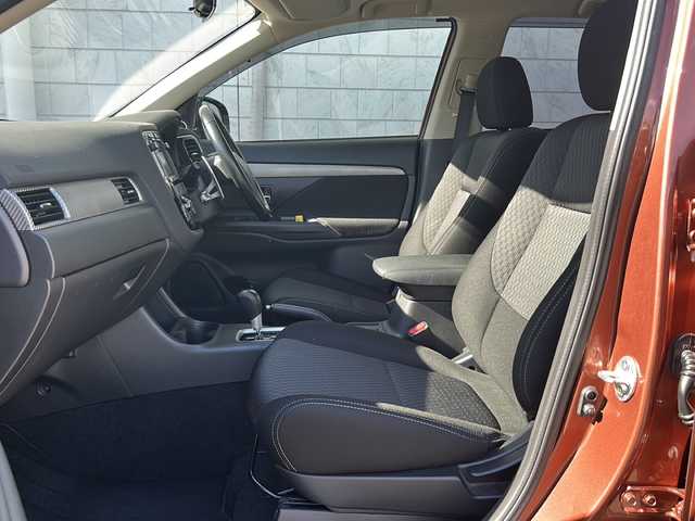 三菱 アウトランダー 24G ナビパッケージ 神奈川県 2014(平26)年 8.3万km カッパーメタリック 4WD/ワンオーナー/純正ナビ(CD/DVD/SD/BT/フルセグTV)/バック・サイドカメラ/ロックフォードサウンドシステム/衝突被害軽減ブレーキ/レーンキープアシスト/横滑り防止装置/アイドリングストップ/レーダークルーズコントロール/パドルシフト/ルーフレール/パワーバックドア/ETC/純正フロアマット/純正ドアバイザー/ISOFIX/スペアキー×1/保証書/取扱説明書