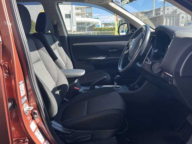 三菱 アウトランダー 24G ナビパッケージ 神奈川県 2014(平26)年 8.3万km カッパーメタリック 4WD/ワンオーナー/純正ナビ(CD/DVD/SD/BT/フルセグTV)/バック・サイドカメラ/ロックフォードサウンドシステム/衝突被害軽減ブレーキ/レーンキープアシスト/横滑り防止装置/アイドリングストップ/レーダークルーズコントロール/パドルシフト/ルーフレール/パワーバックドア/ETC/純正フロアマット/純正ドアバイザー/ISOFIX/スペアキー×1/保証書/取扱説明書