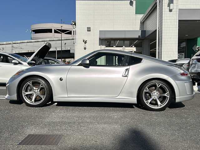 日産 フェアレディ Ｚ バージョンNISMO 東京都 2011(平23)年 5.3万km ブリリアントシルバー ワンオーナー/メーカーオプションHDDナビ/フルセグ/バックカメラ/NISMOハーフレザーシート/NISMOアルミホイール/NISMOマフラー/純正エアロ/スマートキー2本/ドライブレコーダー/ビルトインETC/パドルシフト/HIDライト/オートライト/新車時保証書/取扱説明書