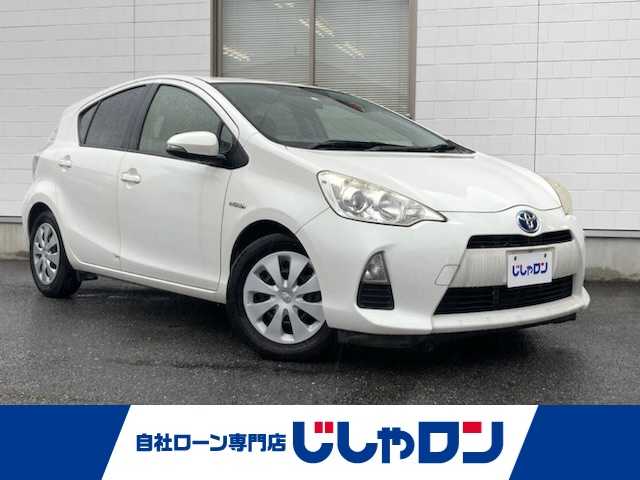 トヨタ アクア S 山形県 2013(平25)年 9.3万km ライムホワイトパールクリスタルシャイン (株)IDOMが運営する【じしゃロン四日市店】の自社ローン専用車両になります。こちらは現金またはオートローンご利用時の価格です。自社ローンご希望の方は別途その旨お申付け下さい/社外メモリーナビ【CD/DVD/BT】/ワンセグテレビ/バックカメラ/ETC/リモコンキー/ウィンカーミラー/ドライブレコーダー