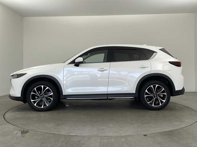 マツダ ＣＸ－５ 25S Lパッケージ 兵庫県 2023(令5)年 2万km スノーフレイクホワイトパールマイカ ・純正ナビ&TV&BT&USB&スマートフォン連携/・全方位カメラ/・ETC/・純正前後ドライブレコーダー/・レーダークルーズコントロール/・i-ACTIVSENSE/・レーンキープアシスト/・車線逸脱警報/・前後コーナーセンサー/・HUD/・BSM/・衝突軽減ブレーキ/・LEDオートライト/・オートマチックハイビーム/・パワーバックドア/・パドルシフト/・レザーシート/・シートヒーター/・パワーシート/・メモリーシート/・ステアリングヒーター/・純正19インチアルミホイール/・純正フロアマット/・電動パーキングブレーキ/・ブレーキホールド/・スマートキー/・プッシュスタート/・防眩ミラー