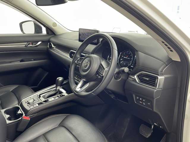 マツダ ＣＸ－５ 25S Lパッケージ 兵庫県 2023(令5)年 2万km スノーフレイクホワイトパールマイカ ・純正ナビ&TV&BT&USB&スマートフォン連携/・全方位カメラ/・ETC/・純正前後ドライブレコーダー/・レーダークルーズコントロール/・i-ACTIVSENSE/・レーンキープアシスト/・車線逸脱警報/・前後コーナーセンサー/・HUD/・BSM/・衝突軽減ブレーキ/・LEDオートライト/・オートマチックハイビーム/・パワーバックドア/・パドルシフト/・レザーシート/・シートヒーター/・パワーシート/・メモリーシート/・ステアリングヒーター/・純正19インチアルミホイール/・純正フロアマット/・電動パーキングブレーキ/・ブレーキホールド/・スマートキー/・プッシュスタート/・防眩ミラー