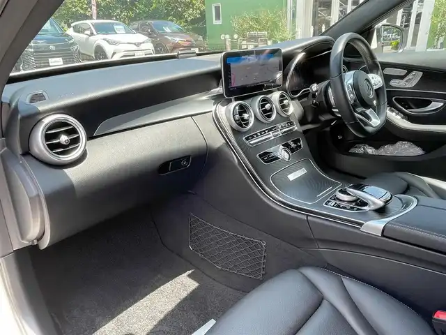 メルセデス・ベンツ Ｃ２２０ｄ ローレウスエディション 埼玉県 2019(令1)年 2.9万km ダイヤモンドホワイト 純正HDDナビTV/バックカメラ/黒レザーシート/前席シートヒーター/前席メモリー付パワーシート/パワートランクリッド/パークトロニック/純正１８インチAW/LEDヘッドライト/ヘッドアップディスプレイ/アクティブクルーズコントロール/アクティブブレーキアシスト/道路標識アシスト/パーキングアシスト/アテンションアシスト/レーンチェンジアシスト/ブラインドスポットアシスト/インテリジェントライトシステム/ロケイターライティング/オートライト/パドルシフト/プッシュスタート/ETC2.0/保証書付整備手帳/取扱説明書