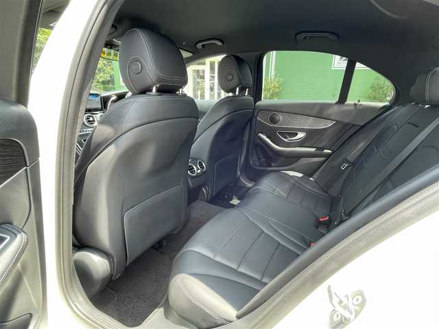 メルセデス・ベンツ Ｃ２２０ｄ ローレウスエディション 埼玉県 2019(令1)年 2.9万km ダイヤモンドホワイト 純正HDDナビTV/バックカメラ/黒レザーシート/前席シートヒーター/前席メモリー付パワーシート/パワートランクリッド/パークトロニック/純正１８インチAW/LEDヘッドライト/ヘッドアップディスプレイ/アクティブクルーズコントロール/アクティブブレーキアシスト/道路標識アシスト/パーキングアシスト/アテンションアシスト/レーンチェンジアシスト/ブラインドスポットアシスト/インテリジェントライトシステム/ロケイターライティング/オートライト/パドルシフト/プッシュスタート/ETC2.0/保証書付整備手帳/取扱説明書
