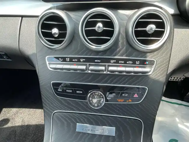 メルセデス・ベンツ Ｃ２２０ｄ ローレウスエディション 埼玉県 2019(令1)年 2.9万km ダイヤモンドホワイト 純正HDDナビTV/バックカメラ/黒レザーシート/前席シートヒーター/前席メモリー付パワーシート/パワートランクリッド/パークトロニック/純正１８インチAW/LEDヘッドライト/ヘッドアップディスプレイ/アクティブクルーズコントロール/アクティブブレーキアシスト/道路標識アシスト/パーキングアシスト/アテンションアシスト/レーンチェンジアシスト/ブラインドスポットアシスト/インテリジェントライトシステム/ロケイターライティング/オートライト/パドルシフト/プッシュスタート/ETC2.0/保証書付整備手帳/取扱説明書