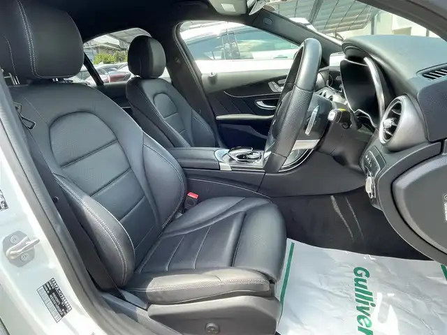 メルセデス・ベンツ Ｃ２２０ｄ ローレウスエディション 埼玉県 2019(令1)年 2.9万km ダイヤモンドホワイト 純正HDDナビTV/バックカメラ/黒レザーシート/前席シートヒーター/前席メモリー付パワーシート/パワートランクリッド/パークトロニック/純正１８インチAW/LEDヘッドライト/ヘッドアップディスプレイ/アクティブクルーズコントロール/アクティブブレーキアシスト/道路標識アシスト/パーキングアシスト/アテンションアシスト/レーンチェンジアシスト/ブラインドスポットアシスト/インテリジェントライトシステム/ロケイターライティング/オートライト/パドルシフト/プッシュスタート/ETC2.0/保証書付整備手帳/取扱説明書