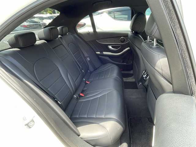 メルセデス・ベンツ Ｃ２２０ｄ ローレウスエディション 埼玉県 2019(令1)年 2.9万km ダイヤモンドホワイト 純正HDDナビTV/バックカメラ/黒レザーシート/前席シートヒーター/前席メモリー付パワーシート/パワートランクリッド/パークトロニック/純正１８インチAW/LEDヘッドライト/ヘッドアップディスプレイ/アクティブクルーズコントロール/アクティブブレーキアシスト/道路標識アシスト/パーキングアシスト/アテンションアシスト/レーンチェンジアシスト/ブラインドスポットアシスト/インテリジェントライトシステム/ロケイターライティング/オートライト/パドルシフト/プッシュスタート/ETC2.0/保証書付整備手帳/取扱説明書