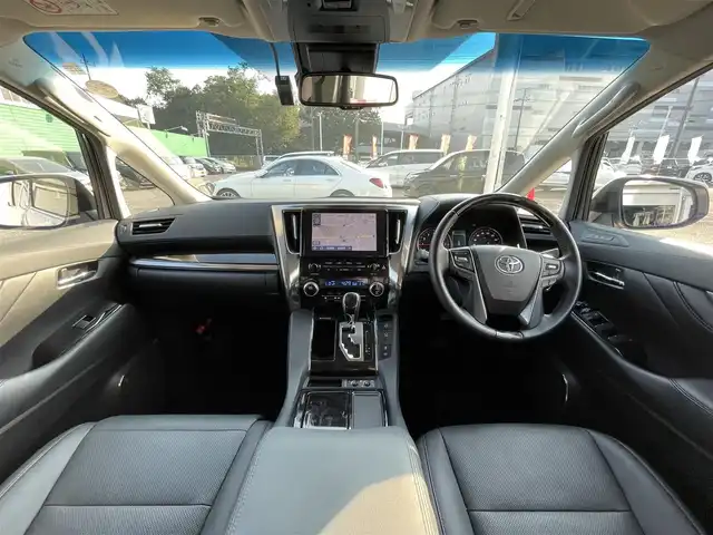トヨタ アルファード S Cパッケージ 千葉県 2022(令4)年 6.2万km ホワイトパールクリスタルシャイン サンルーフ/黒レザーシート/純正ディスプレイオーディオ/・ナビ/Bluetooth/フルセグTV/純正12.1インチフリップダウンモニター/両後パワースライドドア/パワーバックドア/前席パワーシート/前席シートヒーター/前席シートベンチレーション/トヨタセーフティーセンス/・プリクラッシュセーフティー/・レーンディパーチャーアラート/・パーキングサポートブレーキ/・ロードサインアシスト/アダプティブクルーズコントロール/ステアリングヒーター/スマートキー/前後コーナーセンサー/AC100V100W電源/純正ドライブレコーダー【DRT-H68A】/ビルトインETC/純正18インチアルミホイール/黒木目調パネル/純正LEDヘッドライト/フォグランプ/社外HDMI/サイド＆カーテンエアバッグ/新車時保証書＆取扱説明書