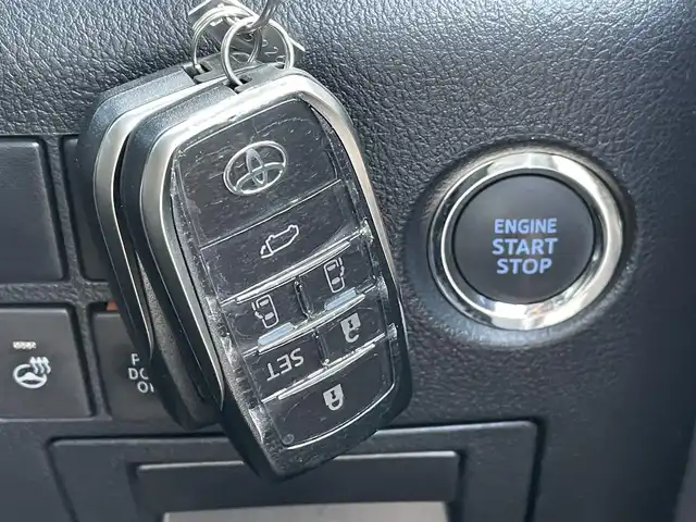 トヨタ アルファード S Cパッケージ 千葉県 2022(令4)年 6.2万km ホワイトパールクリスタルシャイン サンルーフ/黒レザーシート/純正ディスプレイオーディオ/・ナビ/Bluetooth/フルセグTV/純正12.1インチフリップダウンモニター/両後パワースライドドア/パワーバックドア/前席パワーシート/前席シートヒーター/前席シートベンチレーション/トヨタセーフティーセンス/・プリクラッシュセーフティー/・レーンディパーチャーアラート/・パーキングサポートブレーキ/・ロードサインアシスト/アダプティブクルーズコントロール/ステアリングヒーター/スマートキー/前後コーナーセンサー/AC100V100W電源/純正ドライブレコーダー【DRT-H68A】/ビルトインETC/純正18インチアルミホイール/黒木目調パネル/純正LEDヘッドライト/フォグランプ/社外HDMI/サイド＆カーテンエアバッグ/新車時保証書＆取扱説明書
