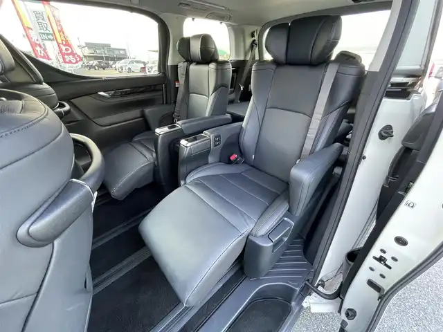 トヨタ アルファード S Cパッケージ 千葉県 2022(令4)年 6.2万km ホワイトパールクリスタルシャイン サンルーフ/黒レザーシート/純正ディスプレイオーディオ/・ナビ/Bluetooth/フルセグTV/純正12.1インチフリップダウンモニター/両後パワースライドドア/パワーバックドア/前席パワーシート/前席シートヒーター/前席シートベンチレーション/トヨタセーフティーセンス/・プリクラッシュセーフティー/・レーンディパーチャーアラート/・パーキングサポートブレーキ/・ロードサインアシスト/アダプティブクルーズコントロール/ステアリングヒーター/スマートキー/前後コーナーセンサー/AC100V100W電源/純正ドライブレコーダー【DRT-H68A】/ビルトインETC/純正18インチアルミホイール/黒木目調パネル/純正LEDヘッドライト/フォグランプ/社外HDMI/サイド＆カーテンエアバッグ/新車時保証書＆取扱説明書