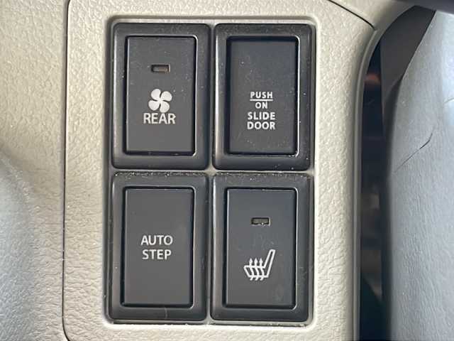 日産 ＮＶ１００クリッパー リオ G 兵庫県 2023(令5)年 3.1万km 緑 ワンオーナー/社外メモリナビ/　Bluetooth/USB/DVD/iPod/AM/FM/両側パワースライドドア/ビルトインETC/バックカメラ/ベンチシート/シートヒーター（D席）/アイドリングストップ/パーキングアシスト/アンチロック・ブレーキ・システム/レーンキープアシスト/前後コーナーセンサー/横滑り防止装置/盗難防止装置/衝突被害軽減システム/パワーステアリング/パワーウィンドウ/純正フロアマット/純正アルミホイール/LEDヘッドライト/エアバッグ（W）/スペアキー（1本）/保証書/取扱説明書