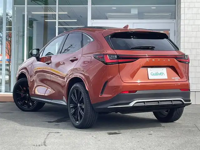 レクサス ＮＸ 350h Fスポーツ 愛知県 2023(令5)年 6.2万km ブレージングカーネリアンコントラストレイヤリング 純正14インチディスプレイオーディオ（ナビ付き）/フルセグTV/Bluetooth/USB接続/全方位カメラ/ETC2.0/本革シート/パワーシート（D/N）/シートヒーター（D/N）/シートベンチレーション（D/N）/ツインムーンルーフ/純正フロアマット/ハンズフリーパワーバックドア/純正20インチアルミホイール/LEDヘッドライト/オートマチックハイビーム/コーナーセンサー/衝突軽減ブレーキ/レーダークルーズコントロール/レーンキープアシスト/純正ドライブレコーダー（前後）/充電用USBポート（3個）/電動パーキングブレーキ/ブレーキホールド/パドルシフト/カードキー