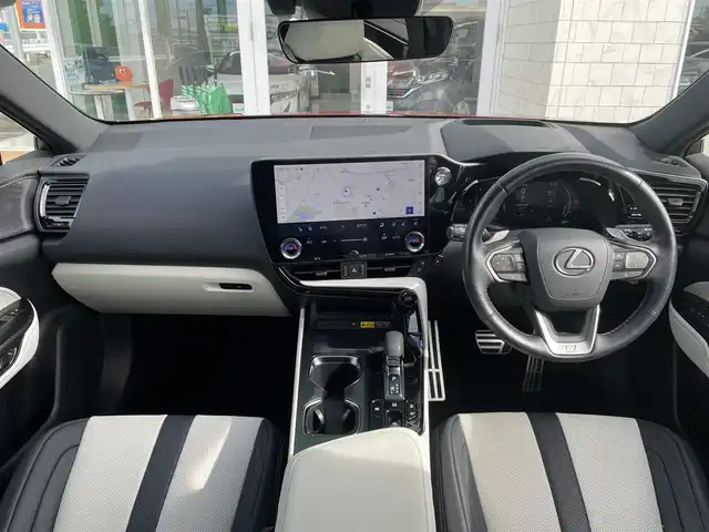 レクサス ＮＸ 350h Fスポーツ 愛知県 2023(令5)年 6.2万km ブレージングカーネリアンコントラストレイヤリング 純正14インチディスプレイオーディオ（ナビ付き）/フルセグTV/Bluetooth/USB接続/全方位カメラ/ETC2.0/本革シート/パワーシート（D/N）/シートヒーター（D/N）/シートベンチレーション（D/N）/ツインムーンルーフ/純正フロアマット/ハンズフリーパワーバックドア/純正20インチアルミホイール/LEDヘッドライト/オートマチックハイビーム/コーナーセンサー/衝突軽減ブレーキ/レーダークルーズコントロール/レーンキープアシスト/純正ドライブレコーダー（前後）/充電用USBポート（3個）/電動パーキングブレーキ/ブレーキホールド/パドルシフト/カードキー