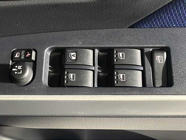 ダイハツ トール カスタムG リミテッド SAⅢ 沖縄県 2019(平31)年 2.8万km ブラックマイカメタリック 禁煙車/県外仕入れ/純正ナビ/【CD/DVD/フルセグTV/BT】/全方位カメラ/ETC/ステアリングリモコン/両側パワースライドドア/衝突被害軽減システム/クルーズコントロール/前後コーナーセンサー/オートマチックハイビーム/LEDヘッドライト/オートライト/スマートキー