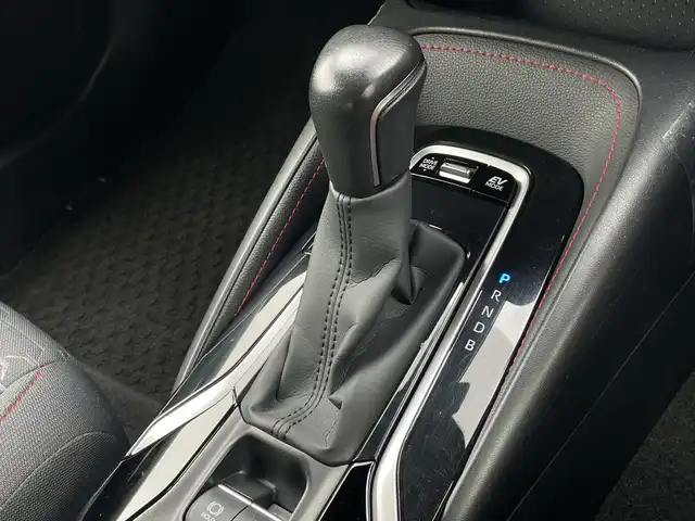 トヨタ カローラ スポーツ ハイブリッドG Z 千葉県 2019(令1)年 3.3万km ホワイトパールクリスタルシャイン 純正7インチナビ/(Bluetooth/フルセグ/CD/DVD)/バックカメラ/衝突被害軽減システム/車線逸脱警報/クルーズコントロール/横滑り防止装置/ETC/ドライブレコーダー/アイドリングストップ/LEDヘッドライト/フォグランプ/オートライト/ウィンカーミラー/電動格納ミラー/純正18インチAW/シートリフター/プッシュスタート/スマートキー/フロアマット/ドアバイザー/スペアキー/取扱説明書/保証書