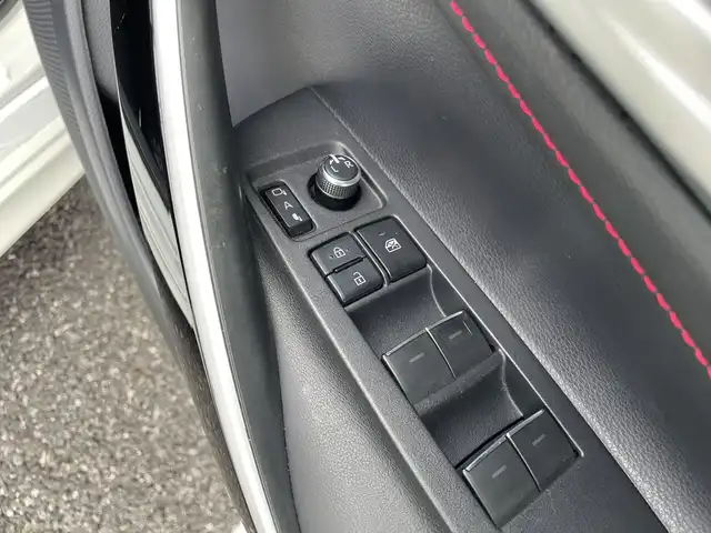 トヨタ カローラ スポーツ ハイブリッドG Z 千葉県 2019(令1)年 3.3万km ホワイトパールクリスタルシャイン 純正7インチナビ/(Bluetooth/フルセグ/CD/DVD)/バックカメラ/衝突被害軽減システム/車線逸脱警報/クルーズコントロール/横滑り防止装置/ETC/ドライブレコーダー/アイドリングストップ/LEDヘッドライト/フォグランプ/オートライト/ウィンカーミラー/電動格納ミラー/純正18インチAW/シートリフター/プッシュスタート/スマートキー/フロアマット/ドアバイザー/スペアキー/取扱説明書/保証書