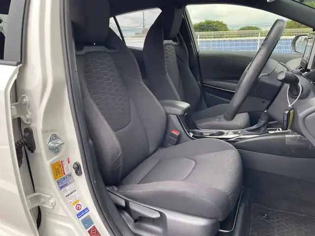 トヨタ カローラ スポーツ ハイブリッドG Z 千葉県 2019(令1)年 3.3万km ホワイトパールクリスタルシャイン 純正7インチナビ/(Bluetooth/フルセグ/CD/DVD)/バックカメラ/衝突被害軽減システム/車線逸脱警報/クルーズコントロール/横滑り防止装置/ETC/ドライブレコーダー/アイドリングストップ/LEDヘッドライト/フォグランプ/オートライト/ウィンカーミラー/電動格納ミラー/純正18インチAW/シートリフター/プッシュスタート/スマートキー/フロアマット/ドアバイザー/スペアキー/取扱説明書/保証書