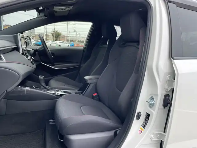 トヨタ カローラ スポーツ ハイブリッドG Z 千葉県 2019(令1)年 3.3万km ホワイトパールクリスタルシャイン 純正7インチナビ/(Bluetooth/フルセグ/CD/DVD)/バックカメラ/衝突被害軽減システム/車線逸脱警報/クルーズコントロール/横滑り防止装置/ETC/ドライブレコーダー/アイドリングストップ/LEDヘッドライト/フォグランプ/オートライト/ウィンカーミラー/電動格納ミラー/純正18インチAW/シートリフター/プッシュスタート/スマートキー/フロアマット/ドアバイザー/スペアキー/取扱説明書/保証書