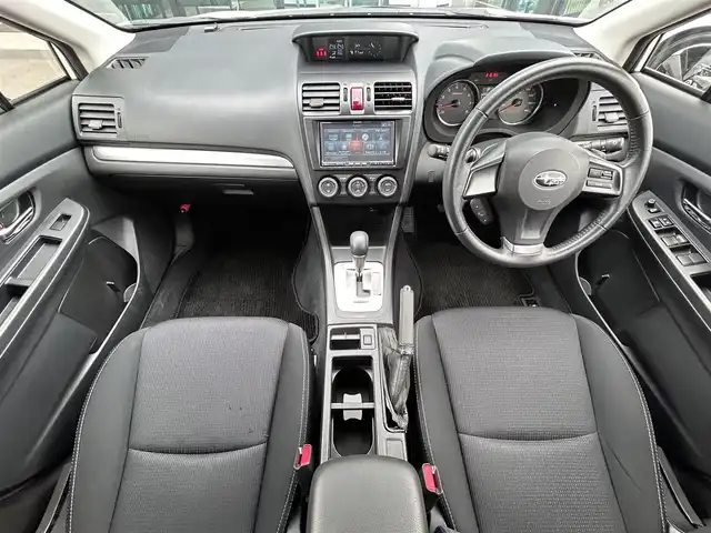 スバル インプレッサ Ｇ４ 2．0i 東京都 2012(平24)年 1.2万km サテンホワイトパール 社外HDDナビ[Strada]/・Bluetooth/AM/FM/純正16インチアルミホイール/純正フロアマット/プッシュスタート/オートライト/ドアバイザー/フォグライト