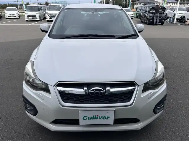 スバル インプレッサ Ｇ４ 2．0i 東京都 2012(平24)年 1.2万km サテンホワイトパール 社外HDDナビ[Strada]/・Bluetooth/AM/FM/純正16インチアルミホイール/純正フロアマット/プッシュスタート/オートライト/ドアバイザー/フォグライト