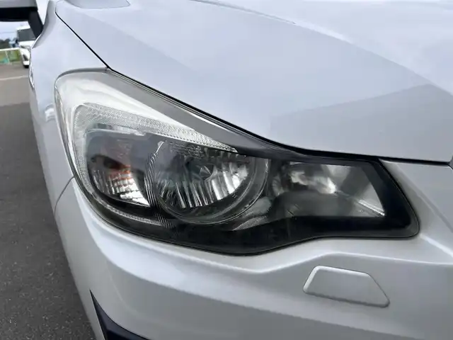 スバル インプレッサ Ｇ４ 2．0i 東京都 2012(平24)年 1.2万km サテンホワイトパール 社外HDDナビ[Strada]/・Bluetooth/AM/FM/純正16インチアルミホイール/純正フロアマット/プッシュスタート/オートライト/ドアバイザー/フォグライト