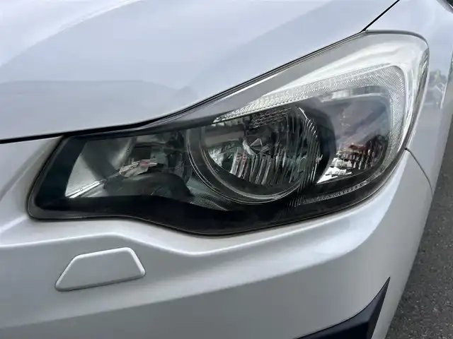 スバル インプレッサ Ｇ４ 2．0i 東京都 2012(平24)年 1.2万km サテンホワイトパール 社外HDDナビ[Strada]/・Bluetooth/AM/FM/純正16インチアルミホイール/純正フロアマット/プッシュスタート/オートライト/ドアバイザー/フォグライト