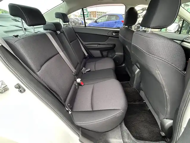 スバル インプレッサ Ｇ４ 2．0i 東京都 2012(平24)年 1.2万km サテンホワイトパール 社外HDDナビ[Strada]/・Bluetooth/AM/FM/純正16インチアルミホイール/純正フロアマット/プッシュスタート/オートライト/ドアバイザー/フォグライト