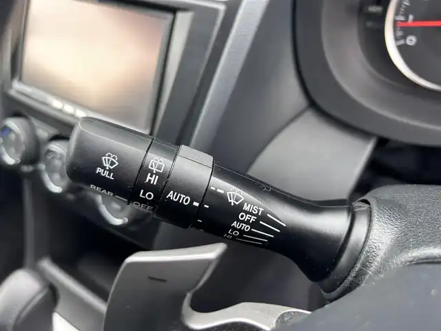 スバル インプレッサ Ｇ４ 2．0i 東京都 2012(平24)年 1.2万km サテンホワイトパール 社外HDDナビ[Strada]/・Bluetooth/AM/FM/純正16インチアルミホイール/純正フロアマット/プッシュスタート/オートライト/ドアバイザー/フォグライト