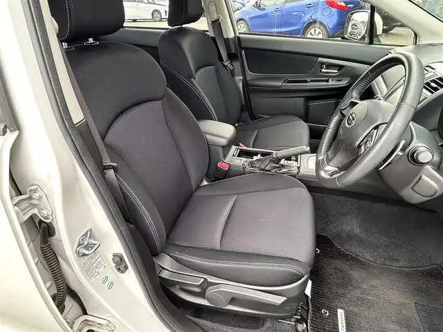 スバル インプレッサ Ｇ４ 2．0i 東京都 2012(平24)年 1.2万km サテンホワイトパール 社外HDDナビ[Strada]/・Bluetooth/AM/FM/純正16インチアルミホイール/純正フロアマット/プッシュスタート/オートライト/ドアバイザー/フォグライト