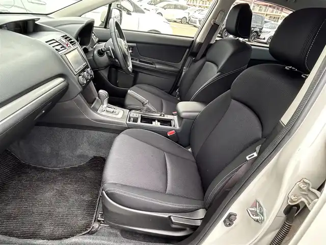 スバル インプレッサ Ｇ４ 2．0i 東京都 2012(平24)年 1.2万km サテンホワイトパール 社外HDDナビ[Strada]/・Bluetooth/AM/FM/純正16インチアルミホイール/純正フロアマット/プッシュスタート/オートライト/ドアバイザー/フォグライト