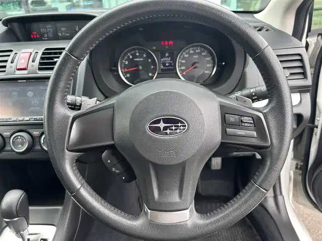 スバル インプレッサ Ｇ４ 2．0i 東京都 2012(平24)年 1.2万km サテンホワイトパール 社外HDDナビ[Strada]/・Bluetooth/AM/FM/純正16インチアルミホイール/純正フロアマット/プッシュスタート/オートライト/ドアバイザー/フォグライト