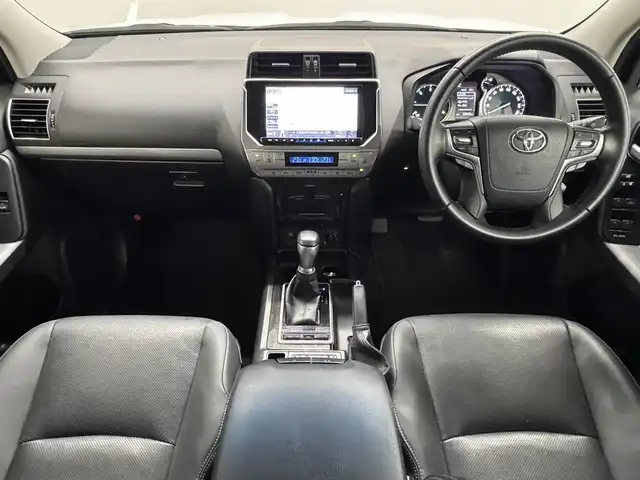 トヨタ ランドクルーザー プラド TX Lパッケージ ブラックED 三重県 2021(令3)年 5.5万km ホワイトパールクリスタルシャイン 2.8L ディーゼルターボ/パートタイム4WD/MTモード付フロア6AT/アルパイン 9インチ『ビッグX』/（AM/FM/CD/DVD/TV/SD/SDREC/USB/Bluetooth/HDMI/CarPlay/AndroidAuto）/バックカメラ/ドライブレコーダー 前方/ビルトイン ETC/Toyota Safety Sense/・プリクラッシュセーフティ/・レーンディパーチャーアラート/・レーダークルコン/・オートハイビーム/・ロードサインアシスト/・先行車発進告知機能/・オートハイビーム/・ダウンヒルアシストコントロール*/・クリアランスソナー/など/装備/・【OP】ムーンルーフ/ブラックルーフレール/・本革シート（ブラック）/・シートヒーター＆ベンチレーション（D/N）/・パワーシート（D8way/N4way）/・左右独立オートエアコン/・オートライト＆ハイビーム/・LED ヘッドランプ＋フロントフォグランプ/・センターデフロック*/・2速発進機能*/・DPF手動再生機能*/・専用 純正18inAW/・保/取/ナビ取/・スマートキーx2/など/*…ディーゼルのみ