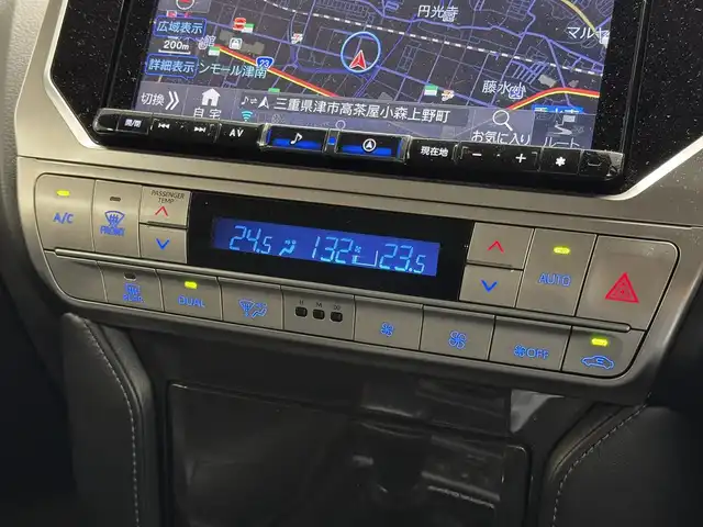 トヨタ ランドクルーザー プラド TX Lパッケージ ブラックED 三重県 2021(令3)年 5.5万km ホワイトパールクリスタルシャイン 2.8L ディーゼルターボ/パートタイム4WD/MTモード付フロア6AT/アルパイン 9インチ『ビッグX』/（AM/FM/CD/DVD/TV/SD/SDREC/USB/Bluetooth/HDMI/CarPlay/AndroidAuto）/バックカメラ/ドライブレコーダー 前方/ビルトイン ETC/Toyota Safety Sense/・プリクラッシュセーフティ/・レーンディパーチャーアラート/・レーダークルコン/・オートハイビーム/・ロードサインアシスト/・先行車発進告知機能/・オートハイビーム/・ダウンヒルアシストコントロール*/・クリアランスソナー/など/装備/・【OP】ムーンルーフ/ブラックルーフレール/・本革シート（ブラック）/・シートヒーター＆ベンチレーション（D/N）/・パワーシート（D8way/N4way）/・左右独立オートエアコン/・オートライト＆ハイビーム/・LED ヘッドランプ＋フロントフォグランプ/・センターデフロック*/・2速発進機能*/・DPF手動再生機能*/・専用 純正18inAW/・保/取/ナビ取/・スマートキーx2/など/*…ディーゼルのみ