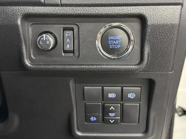 トヨタ ランドクルーザー プラド TX Lパッケージ ブラックED 三重県 2021(令3)年 5.5万km ホワイトパールクリスタルシャイン 2.8L ディーゼルターボ/パートタイム4WD/MTモード付フロア6AT/アルパイン 9インチ『ビッグX』/（AM/FM/CD/DVD/TV/SD/SDREC/USB/Bluetooth/HDMI/CarPlay/AndroidAuto）/バックカメラ/ドライブレコーダー 前方/ビルトイン ETC/Toyota Safety Sense/・プリクラッシュセーフティ/・レーンディパーチャーアラート/・レーダークルコン/・オートハイビーム/・ロードサインアシスト/・先行車発進告知機能/・オートハイビーム/・ダウンヒルアシストコントロール*/・クリアランスソナー/など/装備/・【OP】ムーンルーフ/ブラックルーフレール/・本革シート（ブラック）/・シートヒーター＆ベンチレーション（D/N）/・パワーシート（D8way/N4way）/・左右独立オートエアコン/・オートライト＆ハイビーム/・LED ヘッドランプ＋フロントフォグランプ/・センターデフロック*/・2速発進機能*/・DPF手動再生機能*/・専用 純正18inAW/・保/取/ナビ取/・スマートキーx2/など/*…ディーゼルのみ