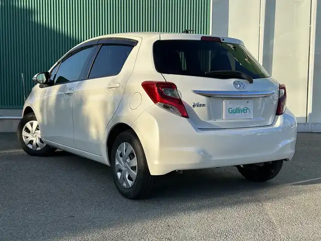 トヨタ ヴィッツ F 福岡県 2015(平27)年 7.7万km ホワイトパールクリスタルシャイン SDナビ(BT、Bカメラ、フルセグTV、CD/DVD、AUX)/純正フロアマット/横滑り防止/社外ETC/スマートキー