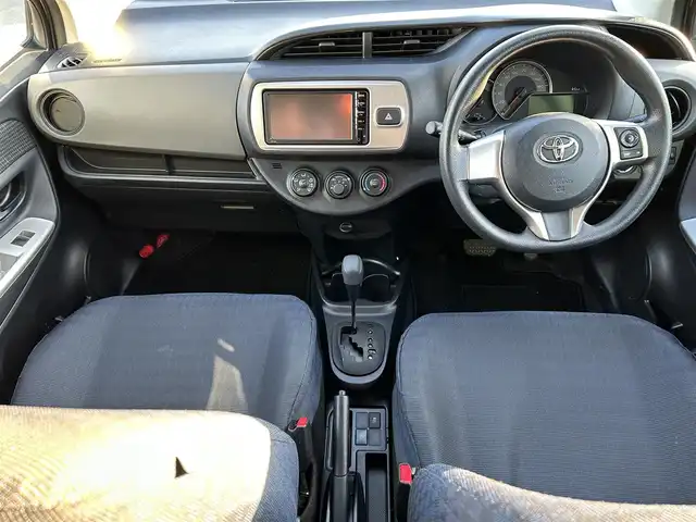 トヨタ ヴィッツ F 福岡県 2015(平27)年 7.7万km ホワイトパールクリスタルシャイン SDナビ(BT、Bカメラ、フルセグTV、CD/DVD、AUX)/純正フロアマット/横滑り防止/社外ETC/スマートキー