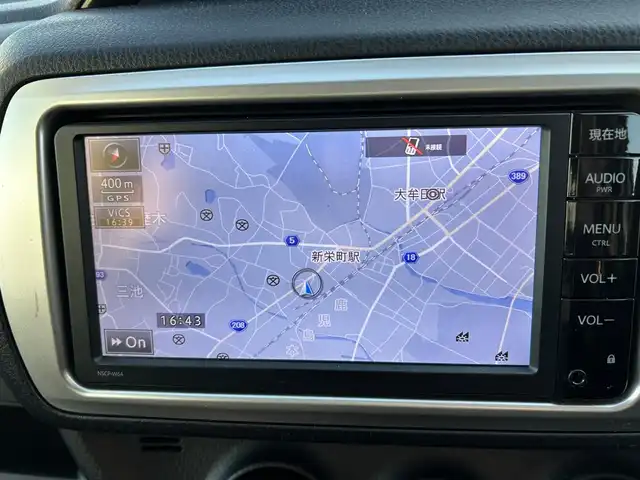 トヨタ ヴィッツ F 福岡県 2015(平27)年 7.7万km ホワイトパールクリスタルシャイン SDナビ(BT、Bカメラ、フルセグTV、CD/DVD、AUX)/純正フロアマット/横滑り防止/社外ETC/スマートキー